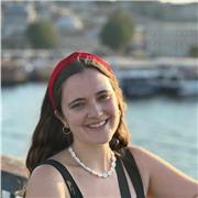 Maestra da refuerzo general a niños de primaria y secundaria